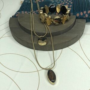 Necklace and bracelet reversible set, animal print and black.